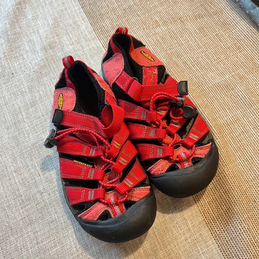 Keen Newport H2 Kids Red Black Waterproof Sport Sandals Size 2 US 34 EU